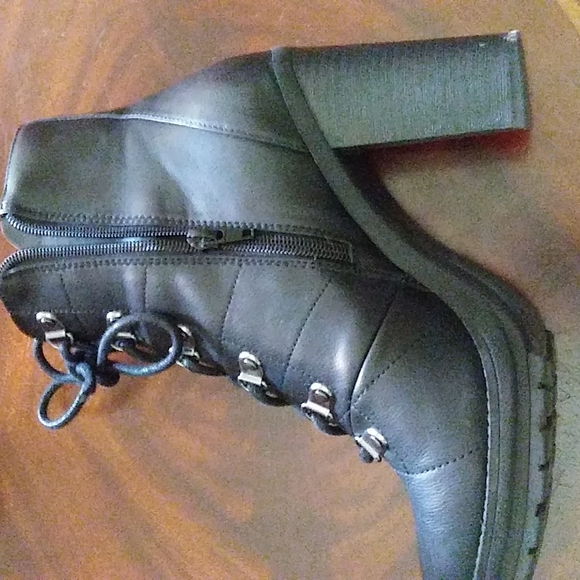 Dress or casual boots size 8 but I'm a 7 1/2 they fit great - Picture 2 of 4